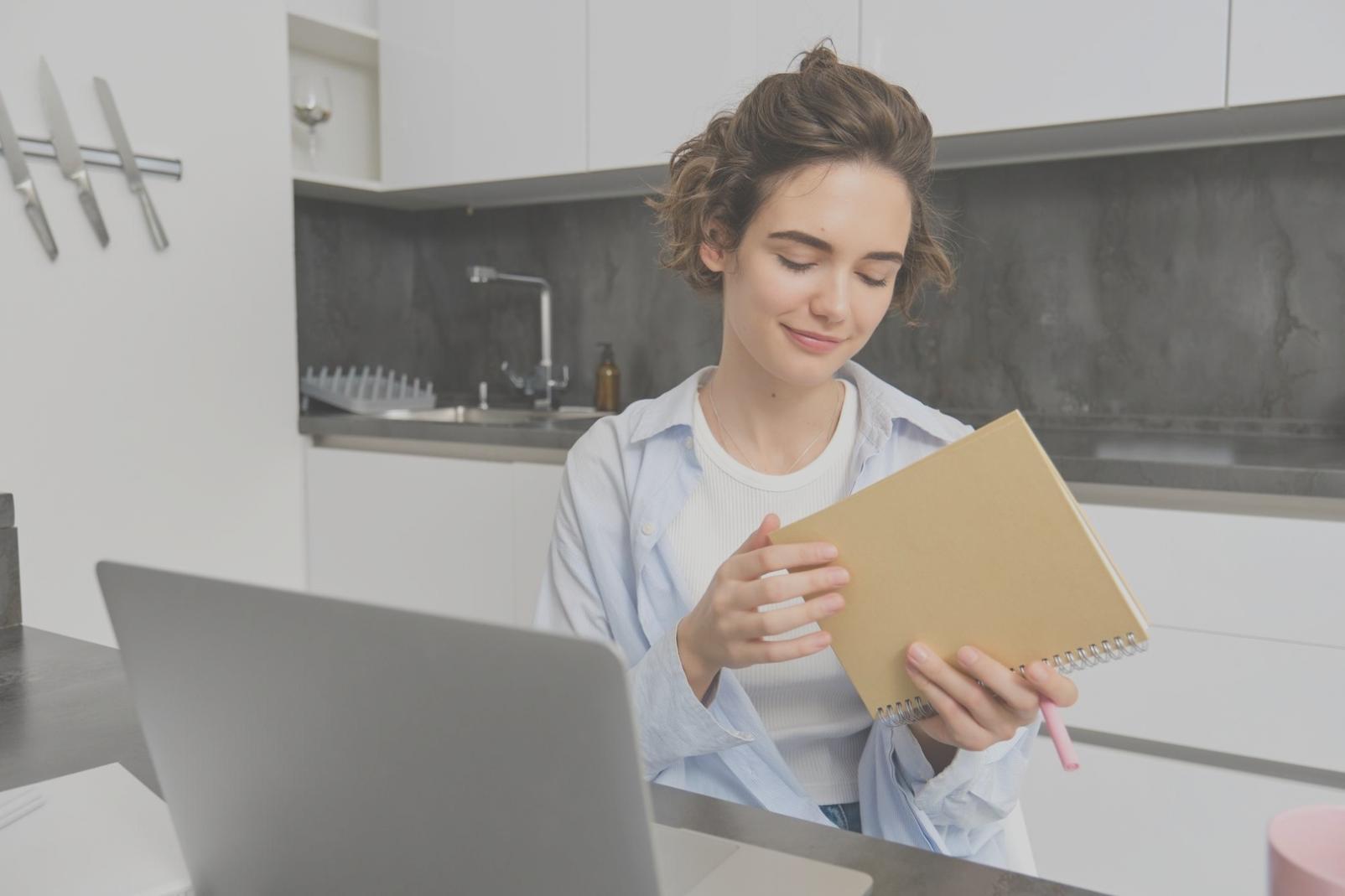 Laboratoire de recherche financière avec équipements analytiques avancés